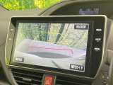 【バックカメラ】駐車時に後方がリアルタイム映像で確認できます。大型商業施設や立体駐車場での駐車時や、夜間のバック時に大活躍!運転スキルに関わらず、今や必須となった装備のひとつです!