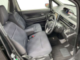 運転席まわりです。実際に座ってみて、乗り心地を体験してみてください,視界も良好です