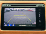 【バックモニター】後方の障害物や歩行者を確認できるバックモニター。狭い駐車場や混雑した場所でも安心して車を操作できます。
