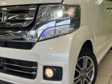 【LEDヘッドライト】悪天候や夜間走行時も良好な視界を確保し安心して運転できる高輝度LEDヘッドライトを装備!点灯速度が早く、消費電力も抑えられています。