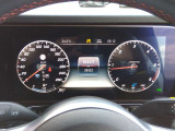 フルデジタルディスプレイを装備。運転情報を見やすく先進的に表示します。