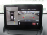 見えない部分の危険察知をサポートする360&deg;ビューモニター+フロントパーキングセンサーです。車両の前後左右にある4つのカメラを活用し、センターディスプレイの表示や各種警報音で定速走行時や駐車時に車両周