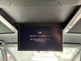 【14型有機ELフリップダウン】三列目からでも迫力のエンタメが観れる大画面フリップダウン。有機ELのモニターでは、一般的なフリップダウンよりも高コントラストでキレイな映像を楽しめます。