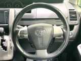 【純正革巻きステアリング】上質な革を使用することで、手にしっかり馴染みとても運転しやすいハンドルです♪