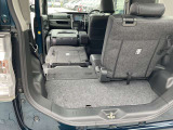 リヤシートは、分割して倒せるので、乗員や荷物に合わせてアレンジ可能です。