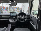 ステアリング周りです。運転席からの視界は広々。