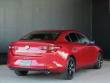 スタイリッシュなリヤビューもMAZDA3セダンの人気の理由です。後方から見ても安定感の有る美しいフォルムが特徴です。