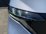 LEDヘッドランプは、白く明るいのが特徴です。