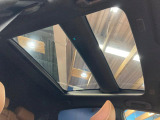 【ガラスルーフ】ガラスルーフ搭載で車内の解放感が一気にアップ!開放的なドライブをお楽しみいただけます。