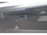 ETCは純正ならではの足元を妨げない工夫をこらしており、ETC2.0搭載車です。周辺のITSスポット道路状況や渋滞情報も表示可能でございます。