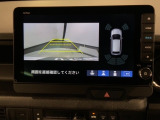 リバースギアに入れるだけで後方の表示へ切り替わります。夜間や雨の日の駐車も楽になりますよ。