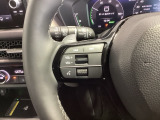 ステアリングにオーディオ操作スイッチが付いています。オーディオ画面に直接タッチしなくても操作が出来ますので、運転に集中できます。