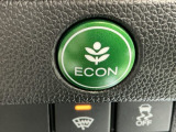 ECONスイッチ操作でエンジンやミッション、エアコンなどを総合的に制御、燃費をよくするようクルマが頑張ります。