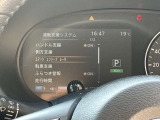 メーター内センターディスプレイには車の様々な設定や情報が表示されます。
