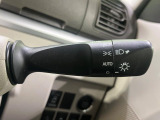 【オートライト】周りの明るさに応じて自動でヘッドライトの点灯・消灯ができる機能です!ライトの付け忘れ・消し忘れなどが無くなり、雨の日や夕方の走行も安心!トンネル通過時も便利ですね♪