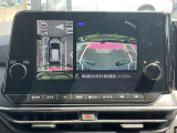 アラウンドビューモニターです。4つのカメラからの映像を合成・処理することで空から見下ろすような視点で周囲を確認でき、駐車時のクルマの位置確認がスムーズになります。