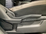 運転席にはドライバーの体型や好みに応じて前後方向だけでなく、高さの調整ができるシートリフターを装備!