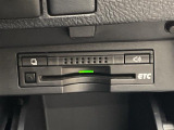 【ETC】有料道路を利用する際に料金所で停止することなく通過できる、ETC車載器(ノンストップ自動料金収受システム機器)が装備されています。セットアップを行うことで利用可能になります。