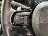 ステアリングにオーディオ操作スイッチが付いています。オーディオ画面に直接タッチしなくても操作が出来ますので、運転に集中できます。
