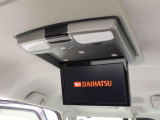 フリップダウンモニターを装備しており、後部座席でも映像を楽しめるため、お子様連れのご家族や長距離ドライブにも最適です。