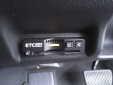 ETC付。高速道路の料金所はキャッシュレスで通過です。サービスエリア等にあるスマートインターの出入りも利用可能でとっても便利。ご納車後すぐにお使い頂けるようセットアップしてのお渡しとなります。