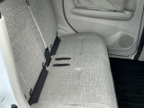 足元ゆったりの後部座席!大人二人が並んで座っても広々空間でドライブをお楽しみいただけます☆