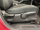 シートハイトアジャスターが付いているので運転姿勢を調整するのに便利ですね。身長に合ったシートポジションは安全運転や疲労軽減にもつながります。