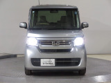 ハロゲンより明るく、より遠くまでさらなる安心感のあるLEDヘッドライトを採用。点灯忘れも防止できるオートライトコントロール機構付きです。