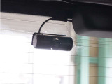 ◆車内カメラ◆前方・後方はもちろん、車内向きのカメラでも記録。左右をワイドに撮ることができ、幅寄せや側面衝突、威圧的なドライバーの危険行為など、クルマ周囲のトラブルもしっかり記録できます。