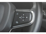 右側のステアリングスイッチは、ボイスコントロール、オーディオコントロールスイッチが備わります。