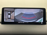 【360&deg;ビュー・モニター】まるでクルマを真上から見下ろしたかのような視点で駐車をサポートします!クルマの斜め後ろや真横など、前後左右の4つのカメラの映像が合成されて、モニターに映し出されます。