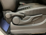 運転席には座面の高さを調整出来るシートリフターを装備!目線の高さを調整して安全運転でお使いください!