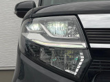 【LEDヘッドライト】悪天候や夜間走行時も良好な視界を確保し安心して運転できる高輝度LEDヘッドライトを装備!点灯速度が早く、消費電力も抑えられています。