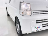 明るいライトが夜道を明るく照らしてくれます。 運転する上で、道路状況をいかに早く認識できるか重要なポイントです。 白色光が暗い道も明るく照らしてくれますよ。