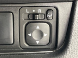 【電動格納ミラー】サイドミラーは電動格納式となっており、狭い駐車場でもキズがつくリスクを抑えられます。