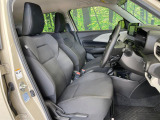 運転席まわりには十分なスペースがあり、大柄な方でもゆったり運転していただける環境です。