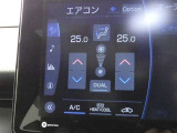 温度の感じ方は、個人差がありますね。運転席、助手席で独立して温度設定のできる左右独立温度コントロールのオートエアコン装備です。