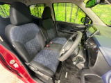運転席まわりには十分なスペースがあり、大柄な方でもゆったり運転していただける環境です。