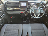 運転席周りもシンプルで操作性の良い作りになっています。エアコンはオートエアコンが付いています。温度設定するだけで自動調整してくれるので快適です。