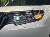 【LEDヘッドライト】悪天候や夜間走行時も良好な視界を確保し安心して運転できる高輝度LEDヘッドライトを装備!点灯速度が早く、消費電力も抑えられています。