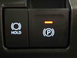 指先だけで簡単に操作が可能な電動パーキングブレーキを採用。「HOLD」スイッチを押すと、渋滞や信号待ちなどでブレーキペダルから足を離しても、ブレーキを保持するので安心です