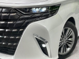 【LEDヘッドライト】悪天候や夜間走行時も良好な視界を確保し安心して運転できる高輝度LEDヘッドライトを装備!点灯速度が早く、消費電力も抑えられています。