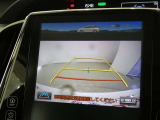バックガイドモニター付き。車両後方の映像をナビ画面に表示し、駐車などの後退操作をサポートします。