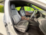 運転席まわりには十分なスペースがあり、大柄な方でもゆったり運転していただける環境です。