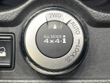 【オールモード4&times;4】2WD/4WDモードを手軽に切り替え可能。燃費重視の2WD、スタック時に役立つLOCK、AUTOモードでは4WDの配分を自動で調整し、路面状況を問わず安定した走りをサポート。