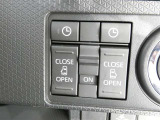 電動スライドドアのスイッチで車内からもスライドドアの開閉ができます。イージークローザー機能で半ドアになることも防止してくれます。