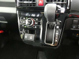 フロントオートエアコン装備ですので常にお好みの温度に調整ができ車内を快適な空間に保ってくれます。