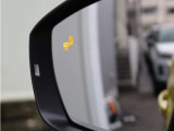 (ブラインドスポットディテクション)後方死角検知機能付です。15kmh以上で作動し、追い越してきた車両など死角に潜む危険を察知しドアミラーに内蔵されたランプで注意を促してくれます。