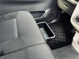 助手席の下にも収納スペースがあります。靴や車検証入れ等入れてはいかがでしょうか?