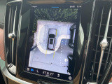 【360&deg;ビューカメラ】4台の高解像度カメラで360度の鳥瞰図を表示。隣の車や壁、死角にある障害物などを画面で確認できるため、狭いスペースでの駐車・出入りも安心です。